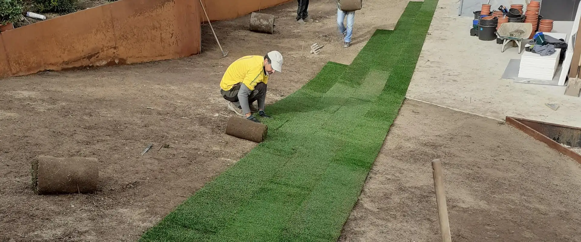 Colocación de tepes de césped en una obra de jardín
