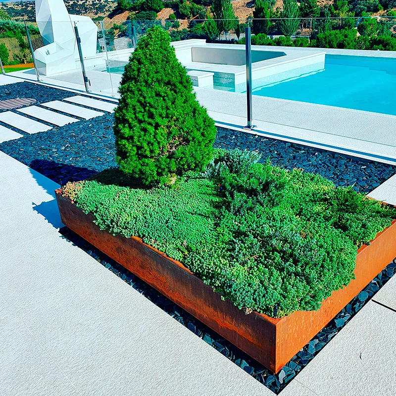Jardinera de madera con coníferas junto a la piscina